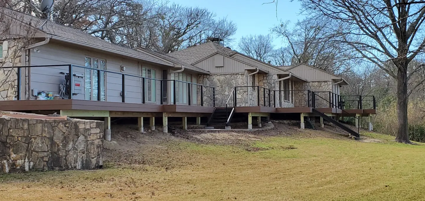 Distinctive Features for Outstanding Decks